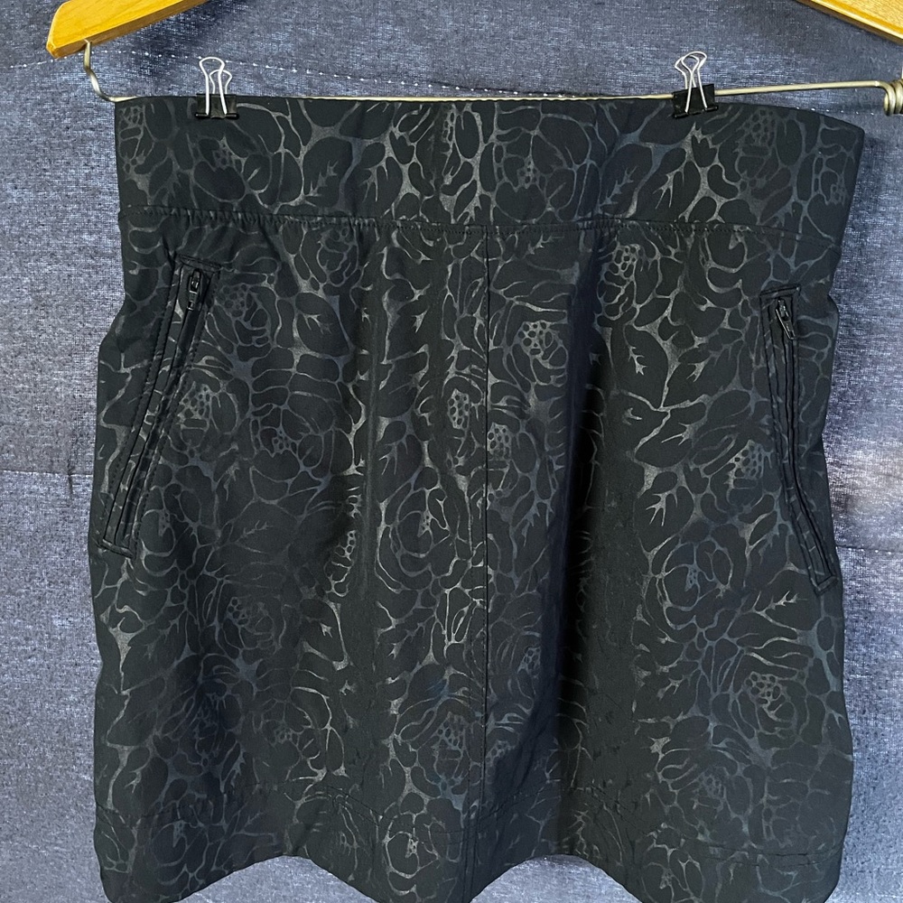 Orvis is black on black pattern skirt size sm